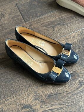 Salvatore Ferragamo Women's Vara Navy Blue Patent Leather Pumps size 5.5B